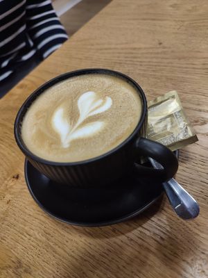 Cappuccino mit hafermilch at Desserado in Erfurt