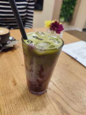iced bluberry matcha mit Kokosmilch at Desserado in Erfurt