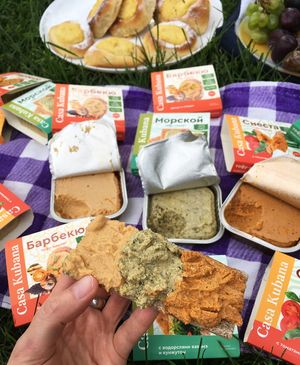 Tasting Casa Kubana vegan tofu pates on the vegan picnic. BBQ, Nautical, Siesta ones, they are all delicious! at Veganki v Tule in Tula