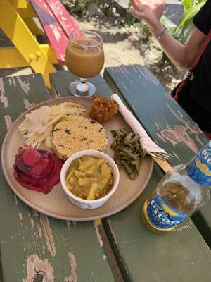 A lunch plate, a smoothy and a local beer for 20 US$  at Alor in Soufriere