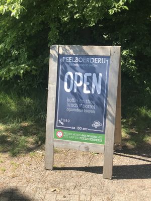 Het bord vanaf de weg, hierna moet je nog een stukje wandelen naar de boerderij   at Buitencentrum De Pelen in Ospel