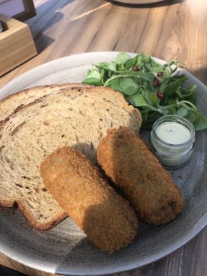 Vegan kroketten met brood  at Buitencentrum De Pelen in Ospel