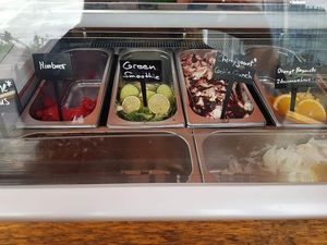 Und noch mehr Eis. Toppings..  at Freedom in Kiel