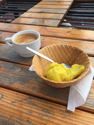 Ein Kaffee und eine Kugel Eis der Sorte Orange-Basilikum - herrlich! at Freedom in Kiel