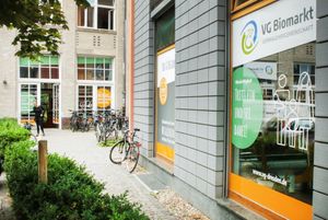 To the right: our eco-bistro (certified), where we offer freshly prepared meals with several vegan options every day. Slightly to the left: the entry to the VG-Biomarkt Jahnstr. 5a at VG Biomarkt - Mitte Verbrauchergemeinschaft in Dresden