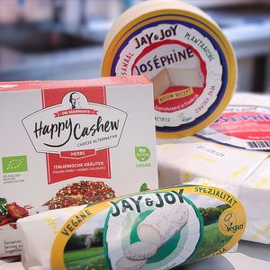 You'll also find a selection of vegan cheese(s) here, as well as tofu (different variations), seitan, and several other forms of plant protein. at VG Biomarkt - Mitte Verbrauchergemeinschaft in Dresden