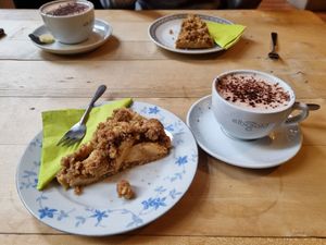 Veganer Apfelkuchen und Kakao mit Hafermilch at Café Barista in Flensburg