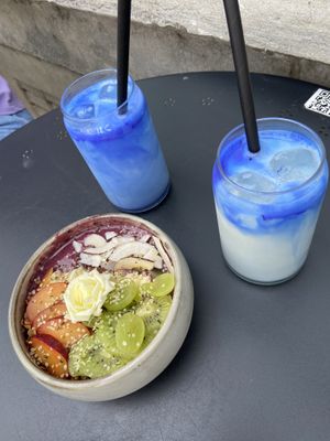 Spirulina latte and açai bowl  at THE WILD LAB in Brussels