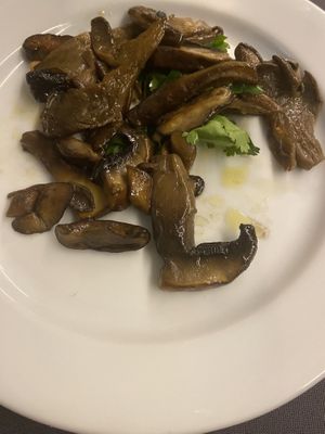 Cogumelos à bulhão pato   at Ai o Alho in Braga