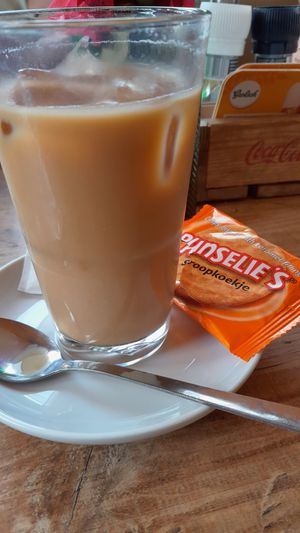 Oat Iced coffee and vegan stroopwafel at Swing in Gouda