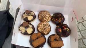 Alle Sorten auf dem Foto sind vegan, einige sind auch gefüllt. at Royal Donuts in Chemnitz