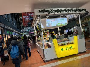 store front #Veganuary at Mr Clou - Hauptbahnhof in Hamburg