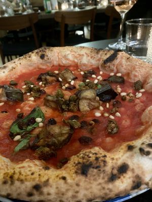Vegane Pizza mit Auberginen und Kapern  at Piu in Bern