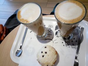 Smashing pumpkin spice latte & vegan muffin at Emilie and the Cool Kids in Quimper