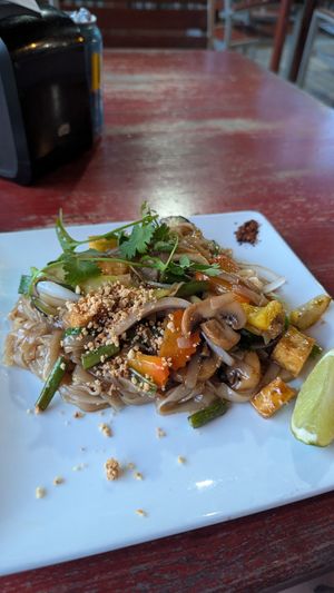 Vegan pad Thai at Thai Blue Elephant in Roatan