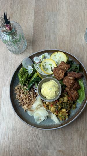 El bowl lo armé yo misma, ginger hummus , tempeh, rábano, brocoli, coconut rice, garbanzos, un 10/10  at The Green Lab in Manchester