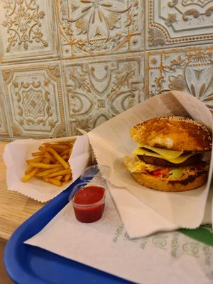 Double Cheeseburger mit Pommes at Veganer  in Sarajevo