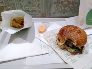 Garden Gourmet Cheeseburger and potatoes at Veganer  in Sarajevo