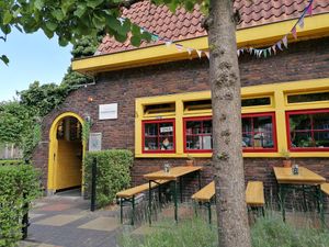 Part of the outside sitting area at Het Oude Politiebureau in Groningen