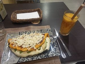 Cachapota vegana y zumo de maracuyá at Mango Con Sal - Tarragona in Tarragona