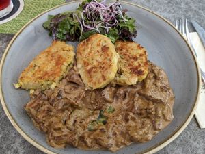 Serviettenknödel, Pfifferlinge in (Soja-Sahne)-Rahmsauce mit Wildkräutersalat at Elsässer Hof in Kappel-grafenhausen