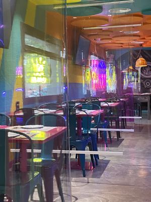 Local con separador entre las mesas medidas anticovid, también tienen terraza at Anormal in Castelldefels