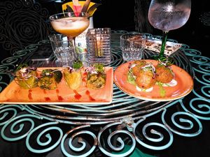 Vooraf: koude koolrolletjes en warme risottoballetjes. at Mr Smith's Loft in Groningen