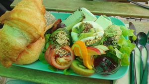 Veganes Frühstück mit einem extra Croissant. at P-Cafe in Gottingen