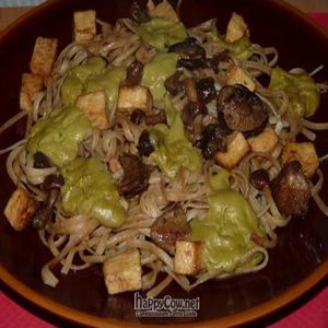 Spaghetti with tofu, mushrooms and avocado at Enarak in Ansoain