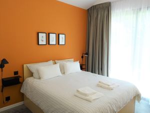 LUFFA room. Queen size bed. Private bathroom, terrace. Airco/ Heating. Vegetarian/ Vegan breakfast included. at Salty Woods Lodge in Soustons