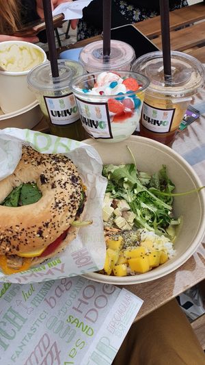 Bagel vegan légumes grillés et tapenade d'olive noire. Bowl vegan avec sauce coco curry ! at Ukiyo in Dinan