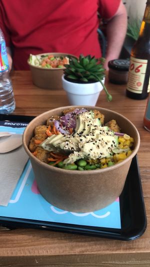 Poké Bamboo Garden con extra de aguacate   at Mahalo Poké in Caceres