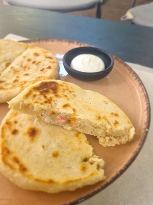 Vegan flatbread at Libre Garden in Pefkochori