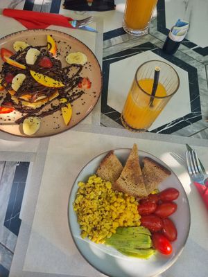 Vegan Ecrambled tofu & pancakes at Libre Garden in Pefkochori