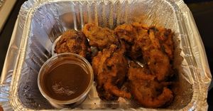 Onion Bhajia (Zwiebeln in Kichererbsenteig) vegan at Maharani in Zurich