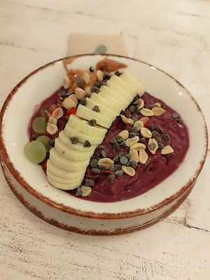 Peanut butter and chocolate acai bowl at Café Floh in Barcelona