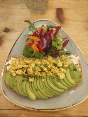 Tofu scramble with avocado and vegan cream cheese on toast at Café Floh in Barcelona