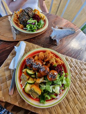 February 2023
Bean nuggets and macaroni cheese
Spinach 'steak' in the back at Qweens Royal Treats in Cedar Grove