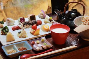 Hand-rolled sushi set "Premium Teori-sushi YOH"

A deluxe set with "Teori-sushi YOH", fried ginseng kakiage and yuba tofu with matsutake mushrooms. at AWOMB Nishikiyamachi in Kyoto