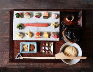 Hand-rolled sushi set "Teori-sushi YOH"

A set meal with a side dish where you can enjoy hand-rolled sushi made only with vegetables. at AWOMB Nishikiyamachi in Kyoto