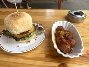 „Der Kobold“ Burger und „Falschbällchen“  at Curry in Dusseldorf