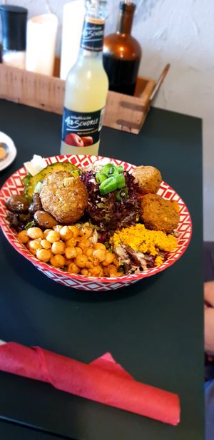 Salatbowl mit Falafel und Hummus-Dressing at Wanderheim Rossberghaus in Reutlingen