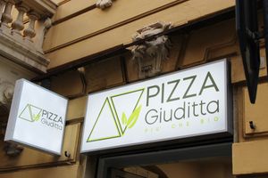 sign at Pizza Giuditta in Genoa