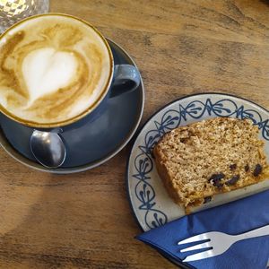 Veganer Milchcafé und veganer Bananenkuchen (mit etwas Schoki), beides empfehlenswert. at Café Mucki in Cologne