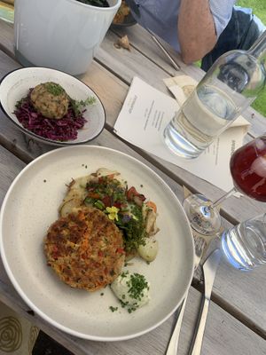 Haferflocken-Steak mit Gemüse und veganem Knödel at Hotel Steineggerhof in Collepietra