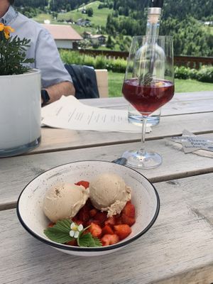Zimteis mit Erdbeeren at Hotel Steineggerhof in Collepietra