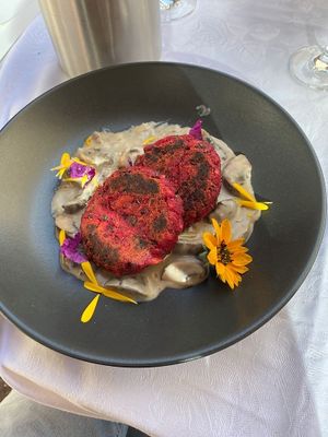Rote-Beete-Knödel mit Champignon-Sauce at Hotel Steineggerhof in Collepietra