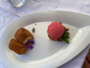 Buchteln mit Himbeereis at Hotel Steineggerhof in Collepietra