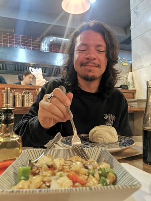 Todo super rico, pan al vapor tallarines de artoz con bambu y maputofu picante.. De 10🔥 at Mr Wang in Santander