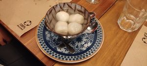 Mochis de chocolate y sésamo en salsa caliente dulce at Mr Wang in Santander